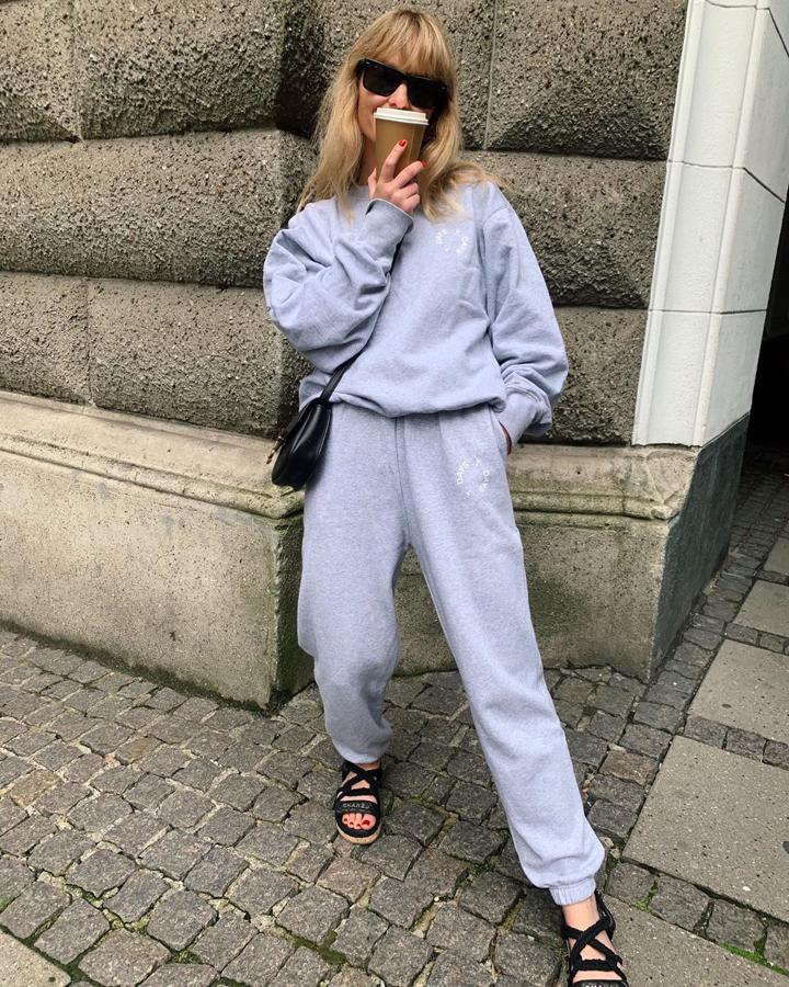 Jeanette, una de las directoras creativas de la firma danesa ROTATE Birger Christensen, lo lleva en un sencillo tono gris y lo combina con sandalias.