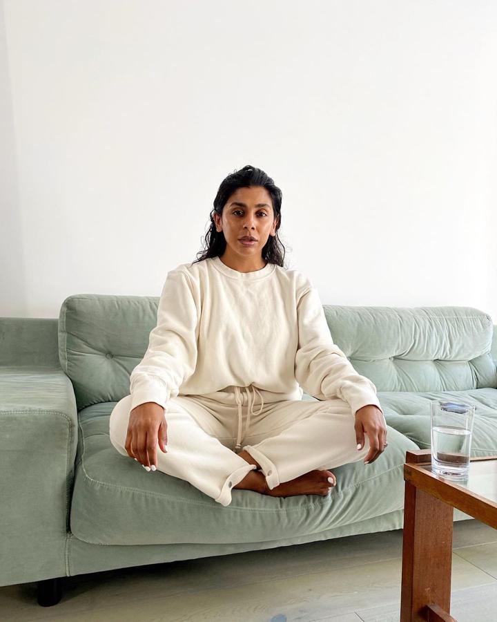 Monikh Dale (@monikh) apuesta por los colores neutros y las uñas de pies y manos a juego.