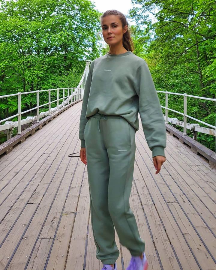 Nina Sandbech lo lleva en un tono verde musgo y con la sudadera por dentro. Lo combina con un color lila en las zapatillas.