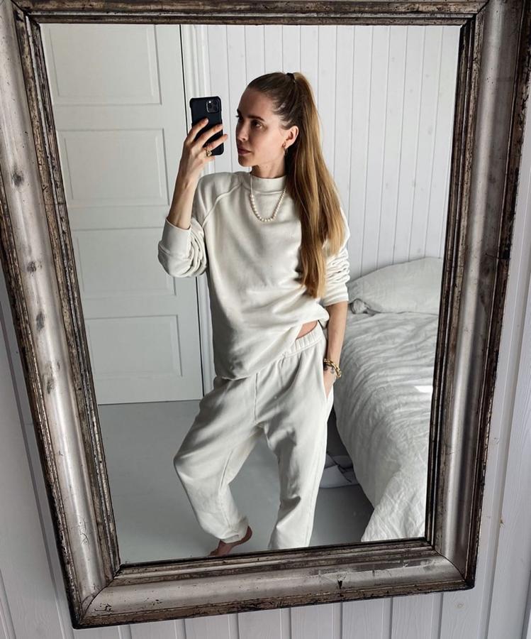 Pernille Teisbaek lo combina con perlas. Es algo así como la nueva versión del chándal con tacones que ya vimos en los 90.