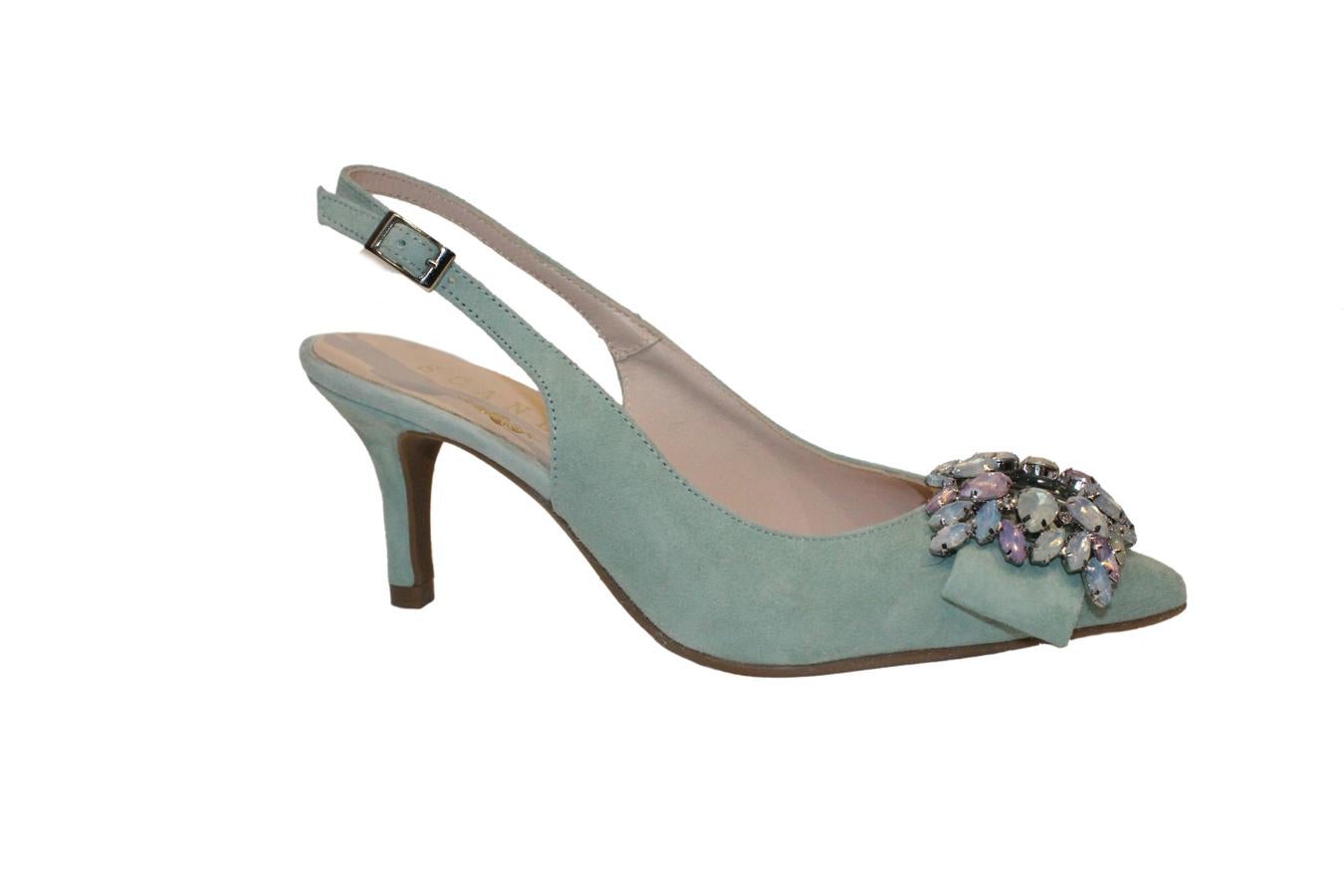 El color de la naturaleza inspira a los acuario que siempre buscan la paz, la tranquilidad y la búsqueda permanente de ayudar a los demás. Este modelo destalonado con tacón bajo será la mejor elección.