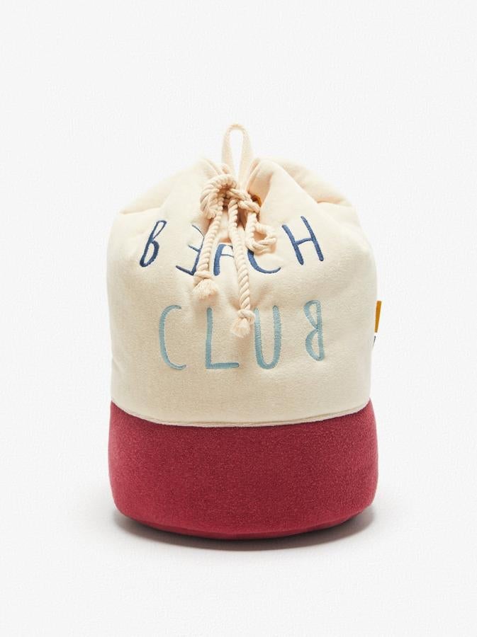 Mochila en forma de saco en tejido de felpa para la playa, de la colección de verano de Zara Kids (23,95 euros).