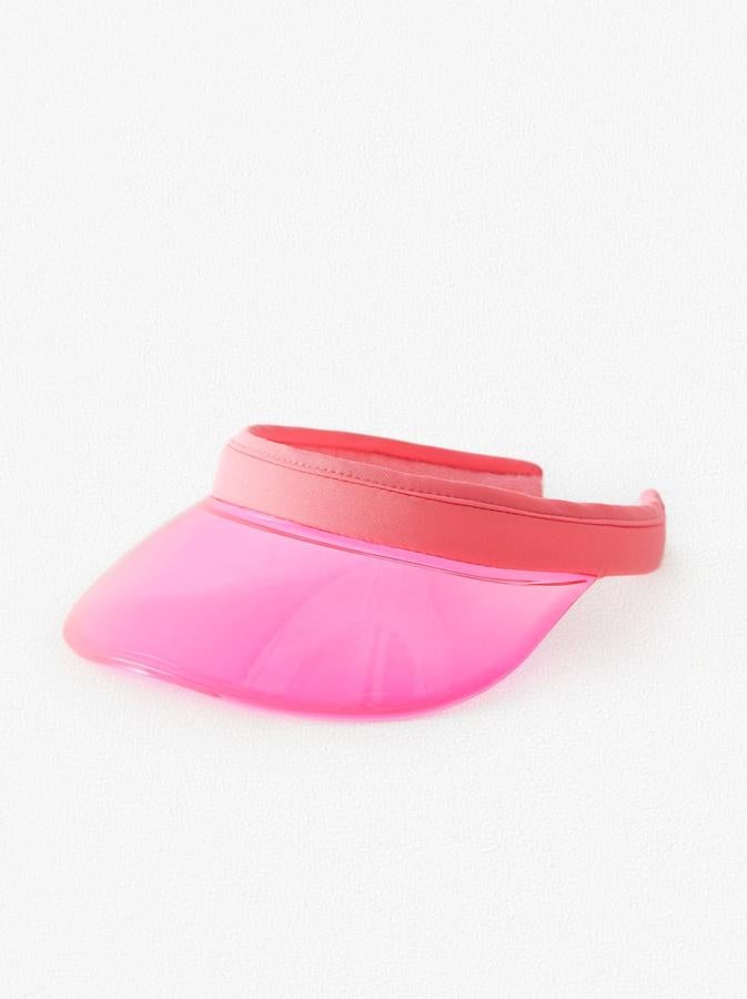 Visera de vinilo adaptable en rosa flúor, de la colección de verano de Zara Kids (6,95 euros).