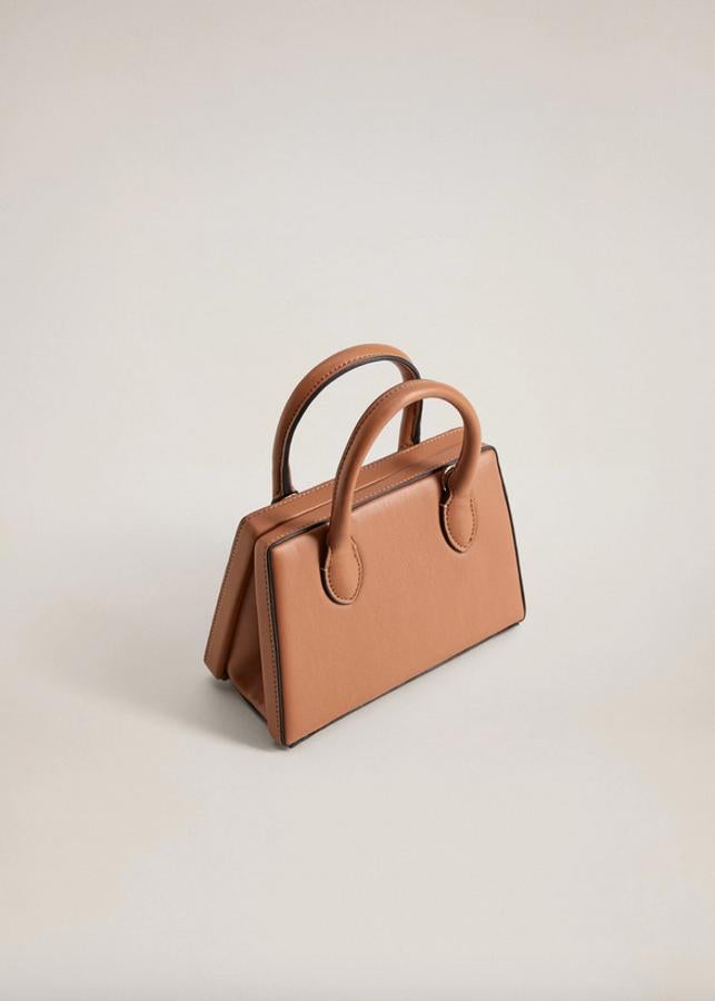 En marrón tabaco, con asa corta y larga, tus looks más sofisticados agradecerán un bolso tan bonito como este de Mango, que viene con compartimento interior y costuras a contraste. Tiene un precio de 25,99 euros.