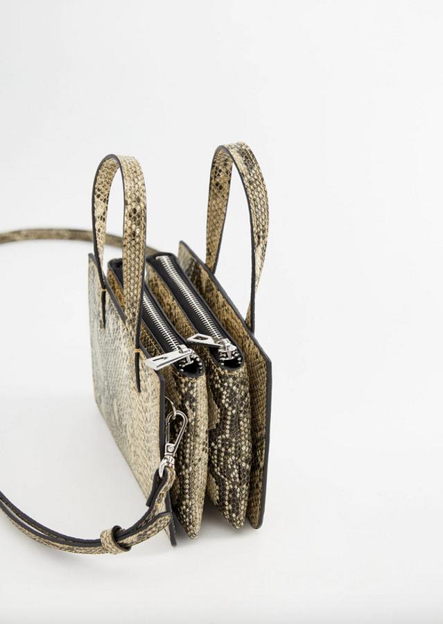 Otra de las propuestas de Mango es este bonito bolso mini en efecto serpiente ideal para las que necesitan algo más de espacio, ya que tiene dos compartimentos diferentes. Con asas cortas y larga, esta última extraíble, tiene un precio de 19,99 euros.