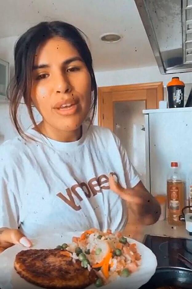 Chabelita muestra el plato con su comida.