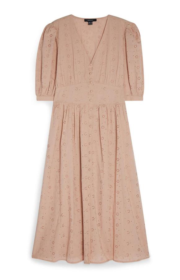 Vestido rosa palo, con calados y corte romántico, de Primark (22 euros).