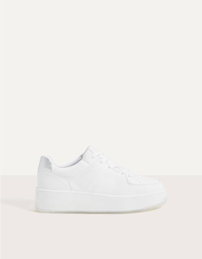 Zapatillas blancas con contrafuerte metalizado, de Bershka (25,99 euros).