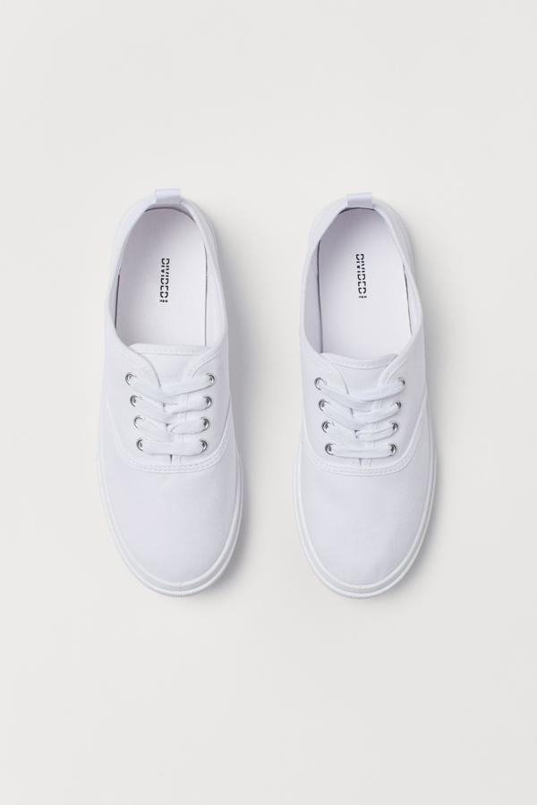 Zapatillas blancas de lona con cordones, de H&M (9,99 euros):