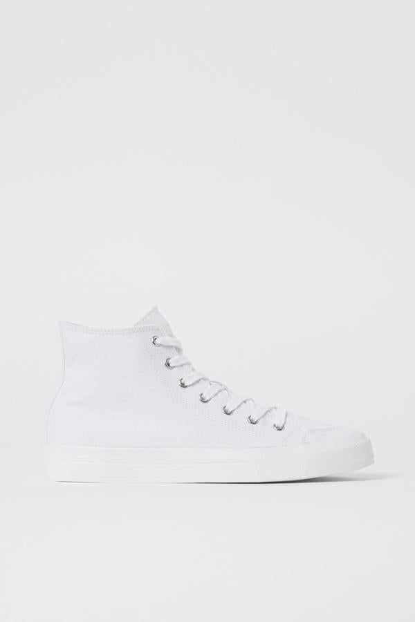 Zapatillas de lona abotinadas, de H&M (19,99 euros).