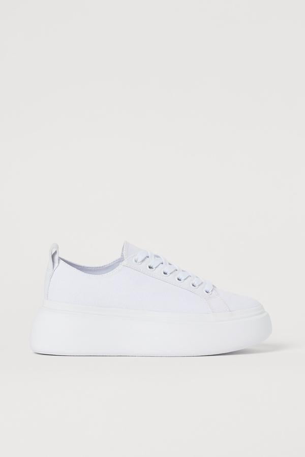 Zapatillas blancas con plataforma, de la colección de verano de H&M (29,99 euros).