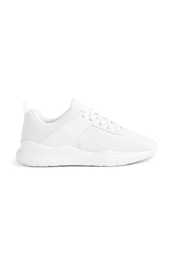 Zapatillas blancas de corte deportivo, de Primark (14 euros).