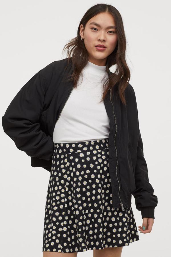 Diseño skater para esta falda de H&M en punto grueso con cintura elástica y cremallera visible detrás. Sin forro, tiene un precio de 14,99 euros y está disponible únicamente en la talla XS.