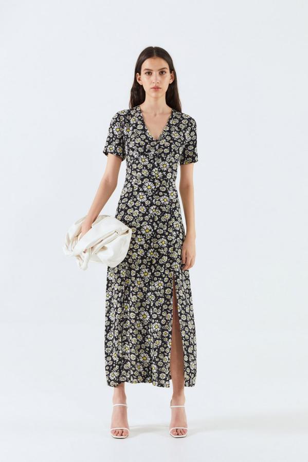 Diseño largo para este vestido de Sfera con margaritas de diferentes tamaños. Con escote de pico y manga corta, tiene dos aberturas a media pierna y cuesta 19,99 euros. Está disponible en las tallas S, M y L.