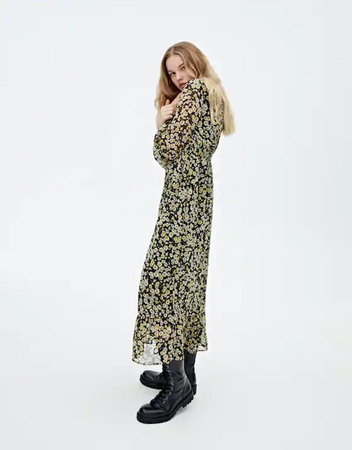 Corte midi con estampado de margaritas y detalle de goma canilla en la cintura para este vestido vaporoso de Pull&Bear en fondo negro. Con escote en forma de pico y de manga larga, está rebajado y de 29,99 euros ha pasado a costar 14,99 euros. Está disponible en la talla L únicamente.