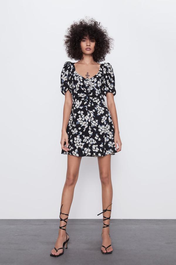 En Zara hemos encontrado este vestido corto con escote de pico y manga corta abullonada en el hombro. Con detalle de pliegues en delantero, pertenece a la colección sostenible de la firma y tiene un precio de 25,95 euros. Solo queda en las tallas XS y XL.