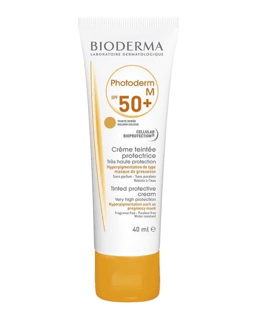 La crema con color de  Photoderm M SPF50+ de Bioderma  está creada específicamente para combatir los riesgos de hiperpigmentación que la piel puede sufrir al exponerse al sol. Su fórmula contiene glabridina, un ingrediente activo que inhibe la tirosinasa, la enzima que provoca la formación de melanina. (13,40 euros).