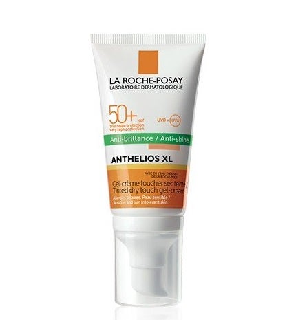 Otra opción perfectas para las pieles mixtas o grasas es la  crema de La Roche-Posay Anthelios SPF50+ . Controla también los brillos, es de rápida absorción y frena los rayos ultravioleta funcionando como un perfecto antioxidante para el rostro. (11,59 euros).