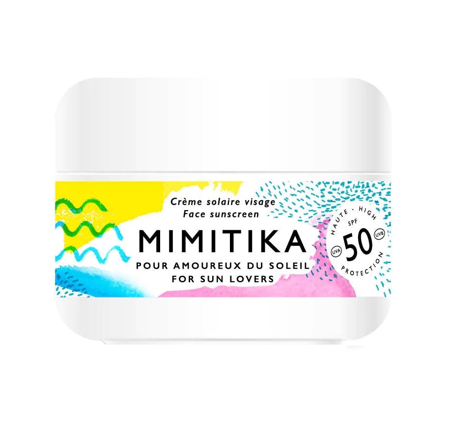 Puede usarse como crema de día habitual o como crema solar para la cara. Sus ingredientes naturales como el extracto de algas marinas estimula la producción de melanina y acelera el proceso natural de bronceado de la piel. Es  de la firma Mimitika  y cuesta 14,95 euros.