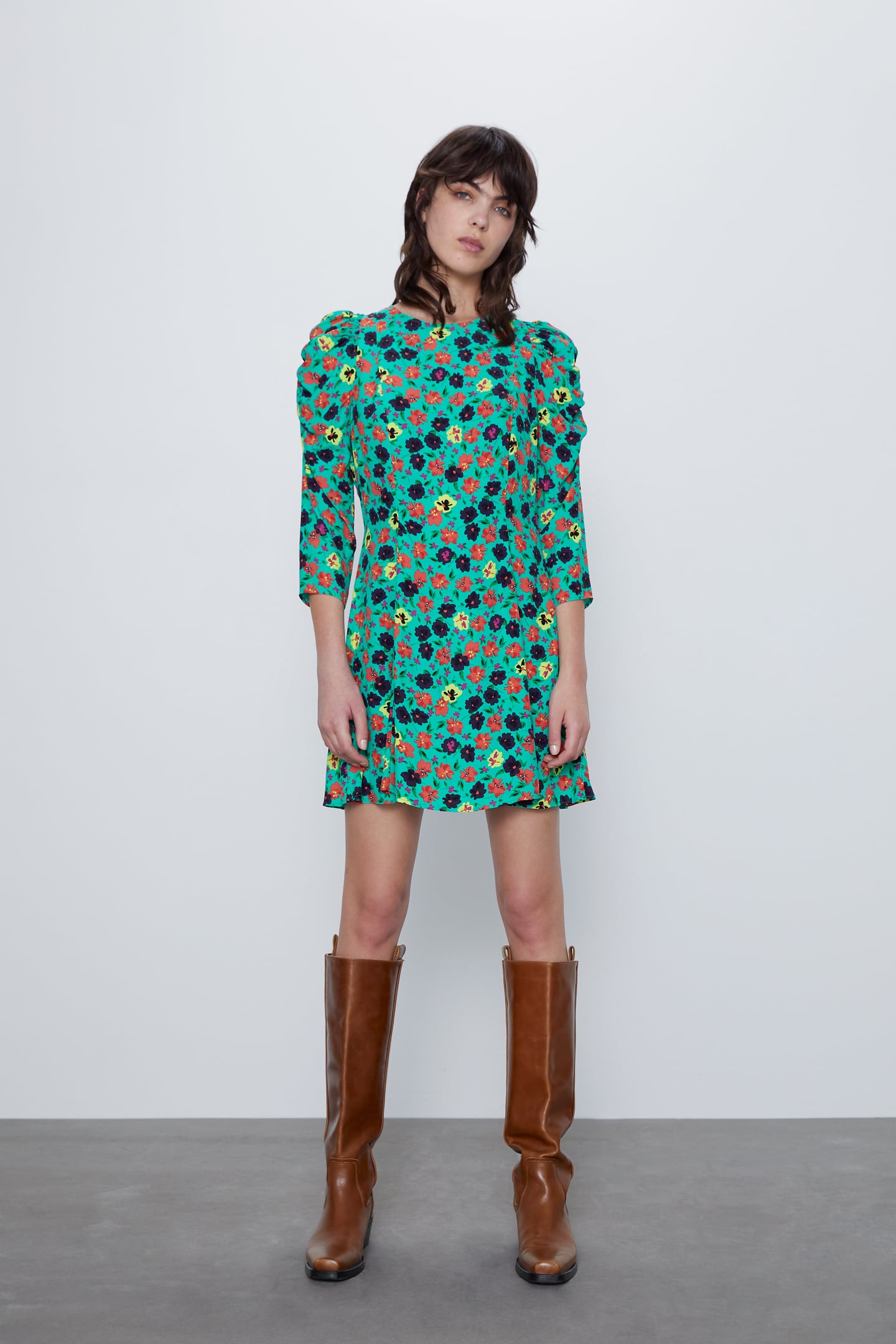 Que no pase este verano sin haber incluido en tu armario un vestido con estampado de flores. Y si es este tan bonito y barato de los Special Prices de Zara, mejor. (15,99 euros).