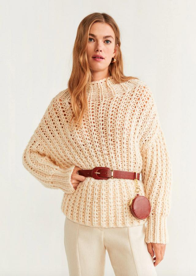 En color rojo y con textura, este cinturón rojo de Mango viene con un monedero colgante con hebillas de acabado metalizado. Disponible en las tallas M y L, cuesta 15,99 euros.