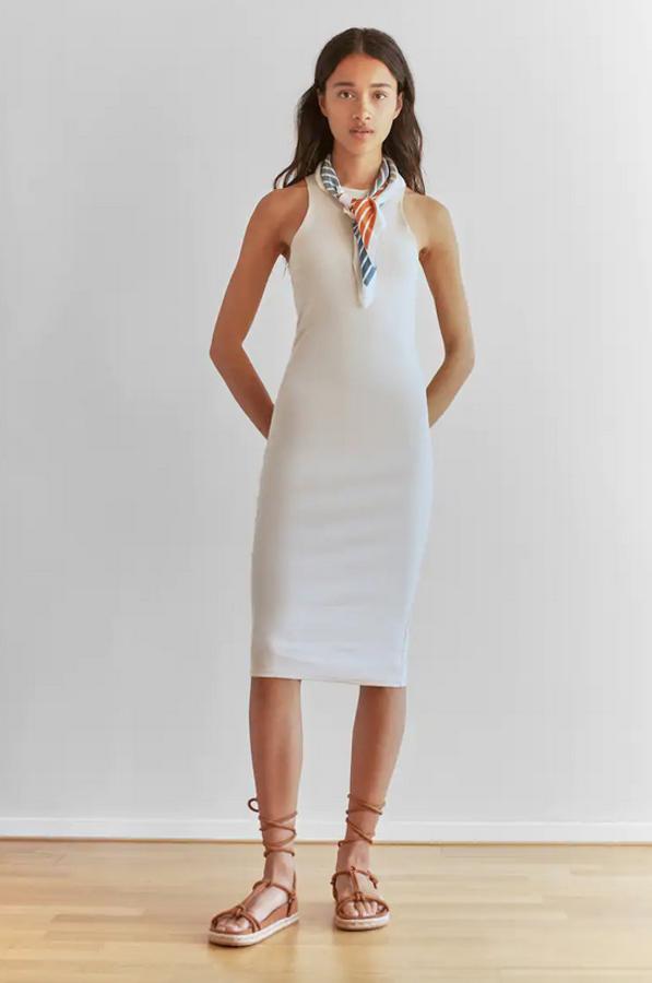 Corte midi y manga sisa con cuello redondo para este vestido de Pull&Bear confeccionado en algodón ligeramente elástico. La firma lo ha lanzado en blanco y en negro, cuesta 9,99 euros y en el primer color está disponible entre las tallas S y XL, el segundo entre la XS y L.