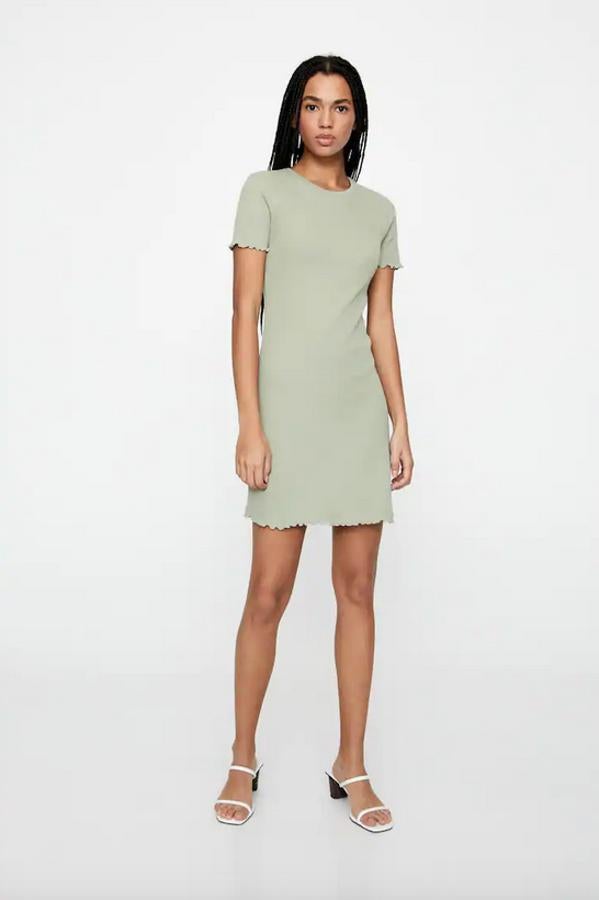 En tejido cuadrillé, con silueta ajustada, manga corta y cuello redondo, este vestido de Pull&Bear cuesta 9,99 euros y está disponible en verde, rosa empolvado y negro, entre las tallas XS y XL.