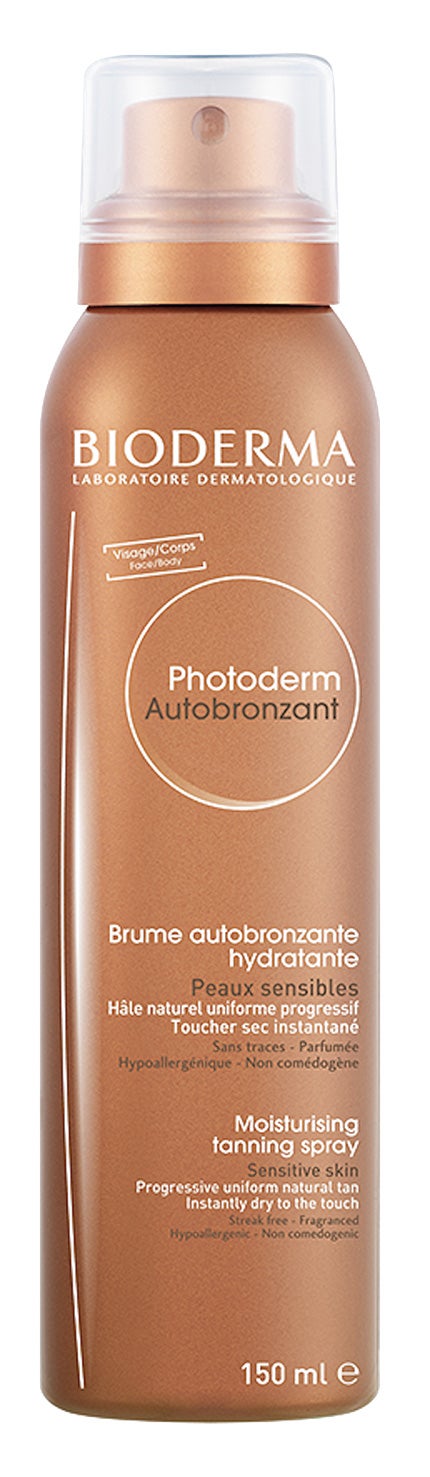 Mientras no te indiquen lo contrario, tienes que dártelo siempre sobre la piel seca. Empieza también por piernas y brazos y luego dedícate al escote, la tripa y la espalda. En el rostro no te olvides del cuello y el comienzo de las orejas. Bioderma Photoderm Autobronzant (18,95 €).