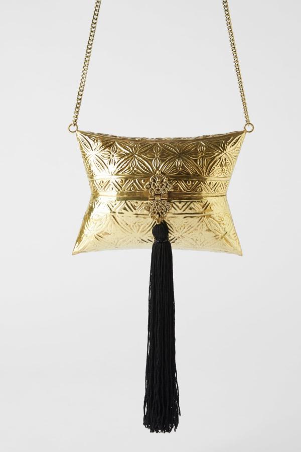 Bolso caja de inspiración vintage, con detalle de flecos, de Zara (29,95 euros).