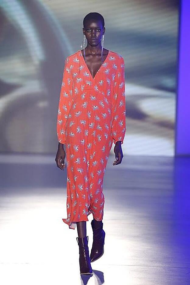 El vestido rojo de flores que ha llevado Nuria Roca a 'El hormiguero' es de la firma española con sede en Barcelona Teoh & Lea.