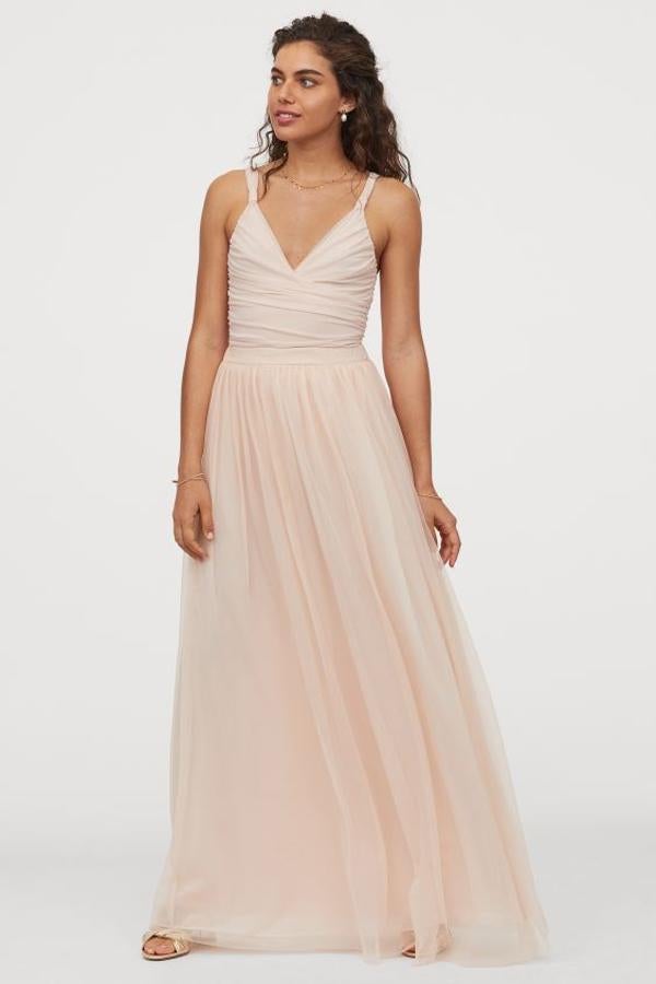De diseño largo, con vuelo en tul con volumen y caída, esta falda en rosa empolvado de H&M viene con elástico en la parte posterior de la pretina y forro con una capa de gasa y una de punto. Cuesta 59,99 euros y está disponible entre las tallas 32 y 46, y en color azul claro.