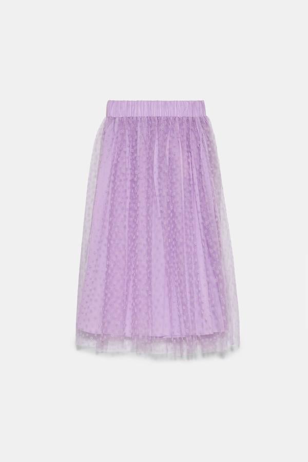 Una de nuestras favoritas es esta bonita falda de tul de Zara en color lila con flores bordadas a tono, y forro en el mismo color. De tiro alto y cintura elástica, cuesta 29,95 euros, y tenemos que esperar a que vuelva en todas las tallas, desde la XS a la L, porque de momento no queda ninguna en la web de la firma.