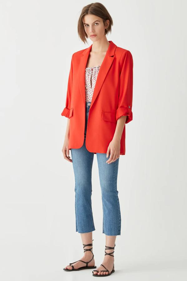 Esta blazer básica en color rojo, también está disponible en rosa pastel y amarillo. Sin botones y con cuello smoking, cuenta con bolsillos delanteros y tiene un precio de 25,99 euros.