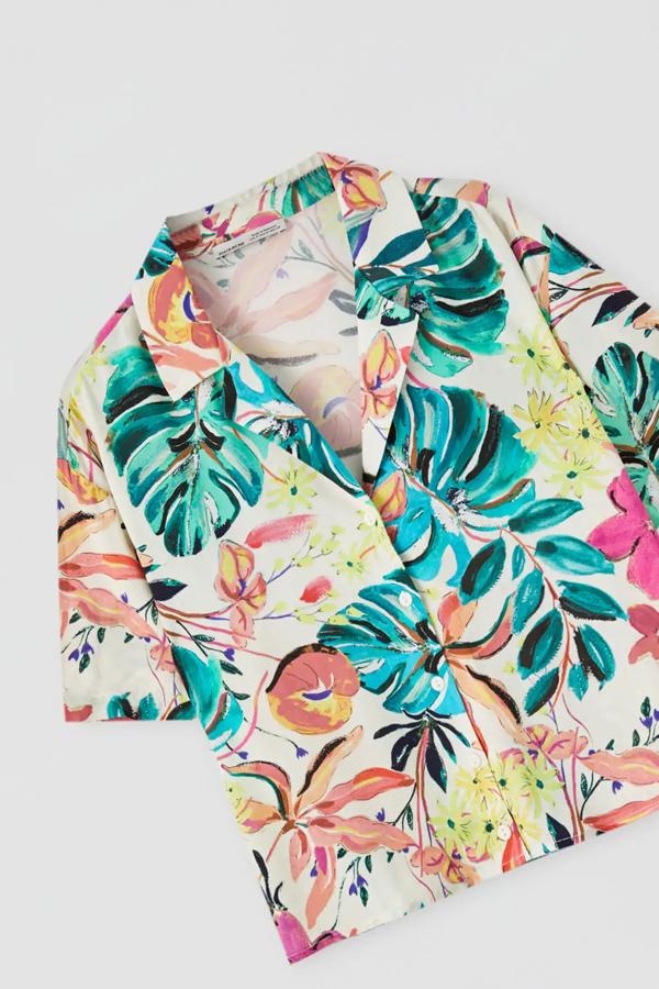 Con un llamativo estampado floral de colores, esta camisa de manga corta y cuello elástico tiene un precio de 17,99 euros.
