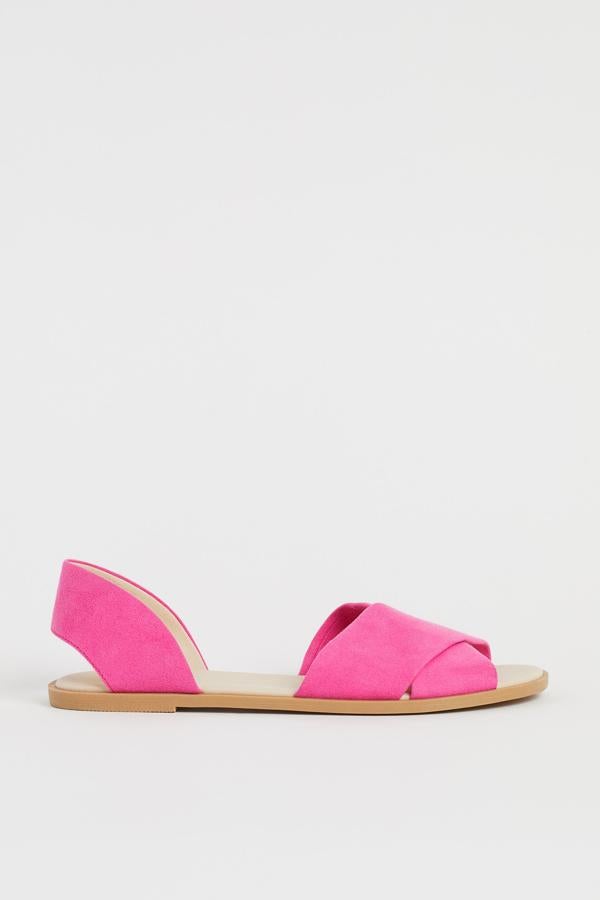Estas sandalias rosas (también las puedes encontrar en amarillo) con laterales abiertos y tiras cruzadas en la parte delantera tienen un precio de 14,99 euros.