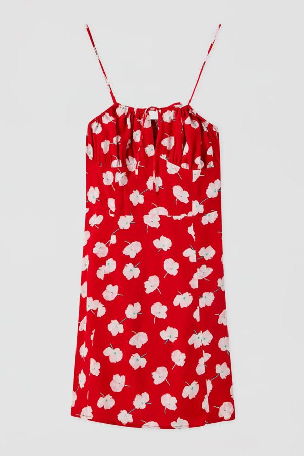 Este minivestido de flores en rojo y blanco es de tirantes y tiene detalle de frunces en el pecho. Tiene un precio de 19,99 euros.