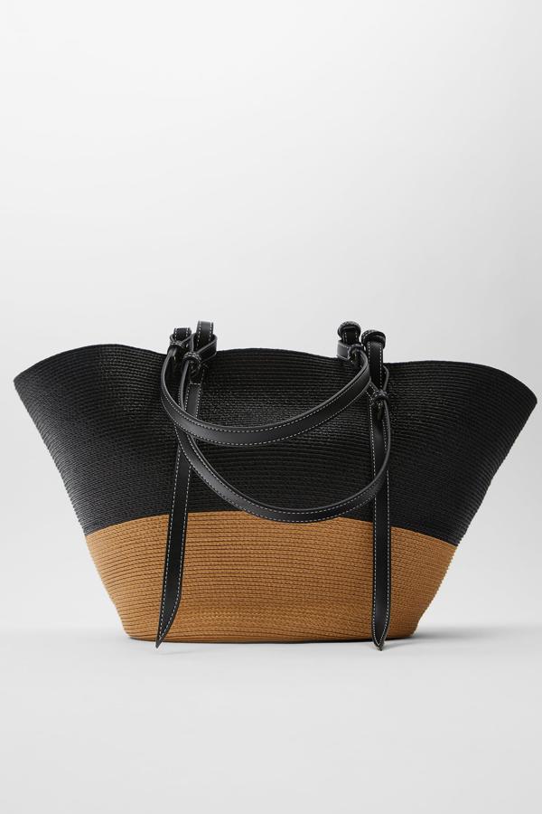 Este bolso en formato ces en color natural y negro cuenta con asas al hombro y está actualmente rebajado a 19,99 euros.