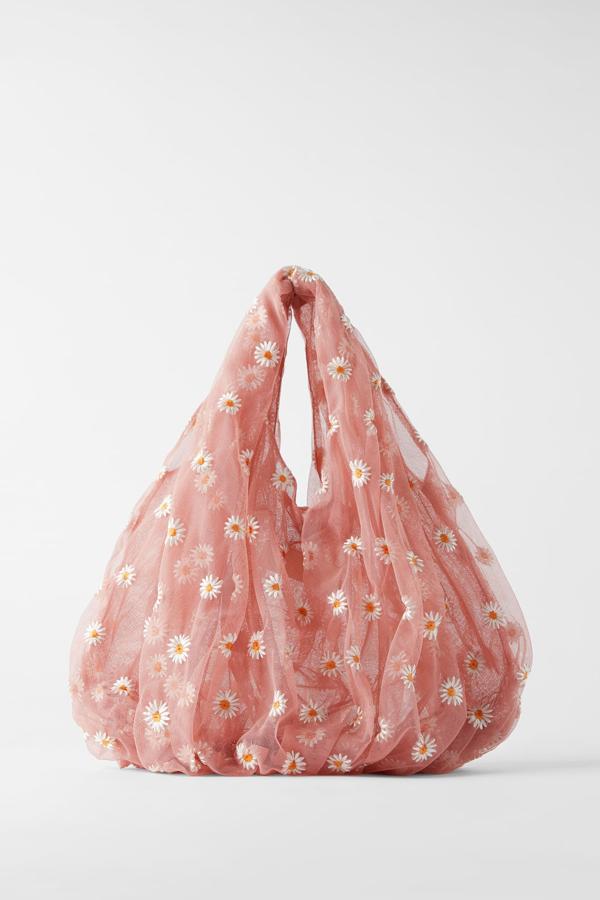 Disponible en color rosa o azul, este bolso formato saca de tul con bordados florales tiene un precio de 19,95 euros. Cuenta con asa de mano y cierre mediante imán.