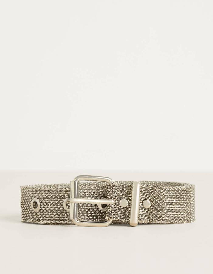 Este cinturón de malla metálica  te combinará con todos tus estilismos. En color plata, tiene un precio de 12,99 euros.