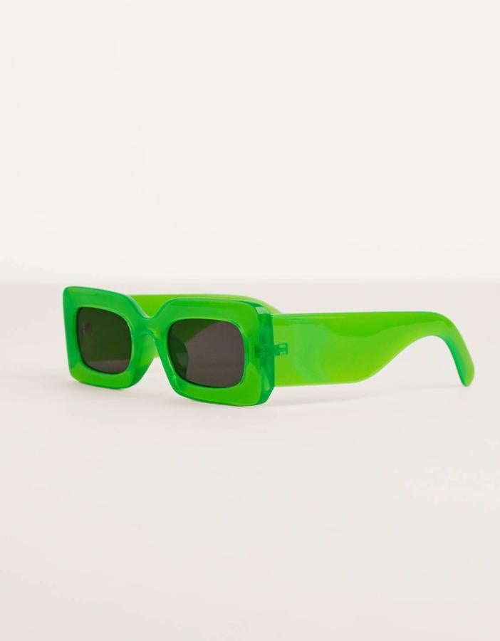 Si eres de las atrevidas, seguro que te encantan  estas gafas de sol en color verde flúor . Con patilla ancha, tienen un precio 9,99 euros.
