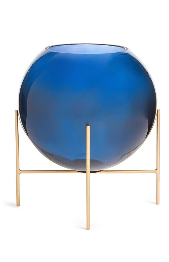 Con soporte dorado, este jarrón de cristal azul tiene un precio de 7 euros.