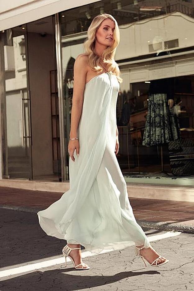 Vestido de Emporio Armani, sandalias de Manolo Blahnik y pulsera de Bvlgari.