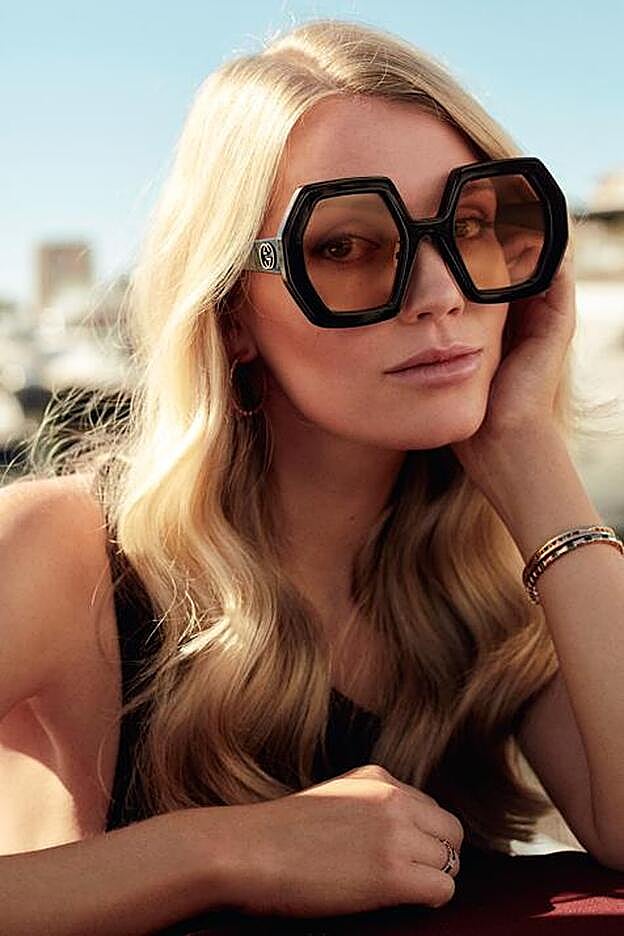 Gafas de Gucci, anillo y pulseras de Bvlgari y vestido de Bottega Veneta.