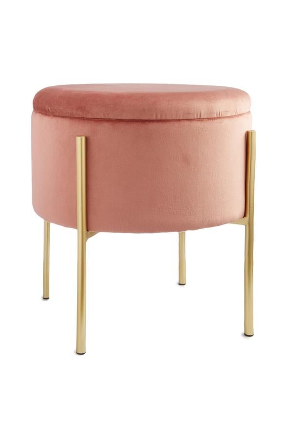 Este taburete de terciopelo rosa y patas doradas tiene un precio de 26 euros. Tiene tapa para el almacenaje en su interior.