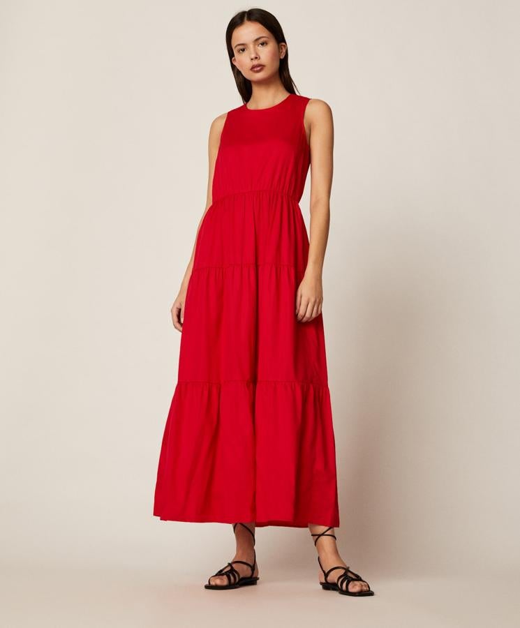 En color rojo frambuesa, este vestido largo 100% algodón será uno de tus favoritos este verano. Con tirante ancho y ligero volumen, tiene un precio de 35,99 euros.