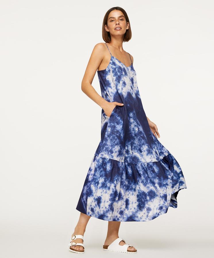 Convertido en uno de los estampados estrella de la temporada, el tye dye llega a este vestido midi en tono azul. De tirante fino, tiene un precio de 35,99 euros.