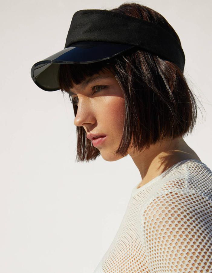 Esta visera transparente en color negro es uno de los accesorios más prácticos. Tiene un precio de  9,99 euros .