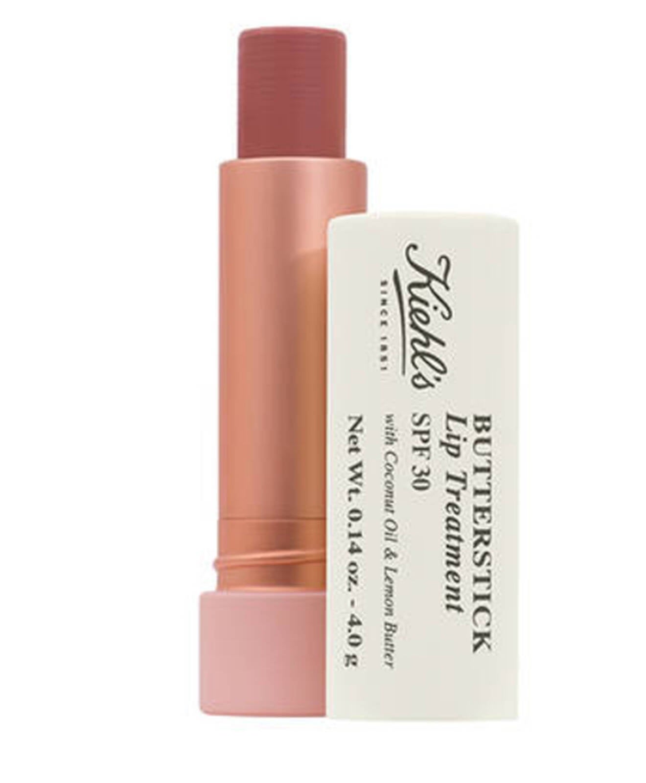 Butterstick Lip Treatment SPF 30  es el bálsamo estrella de Kiehl's elaborado con aceite de coco y otros antioxidantes como la manteca de limón. Disponible en varios colores. (20 euros).