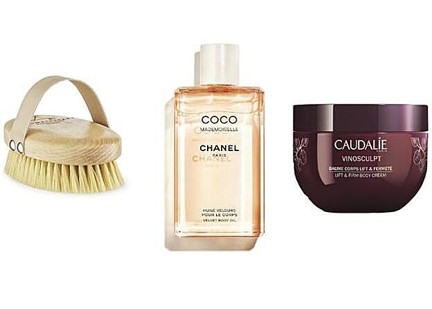 1. Aromatherapy Associates Cepillo Body Brush (35 €). 2. Chanel Coco Mademoiselle Aceite Aterciopelado (57 €). 3. Caudalie Vinosculpt Bálsamo Corporal Lifting & Firmeza (28,60 €).