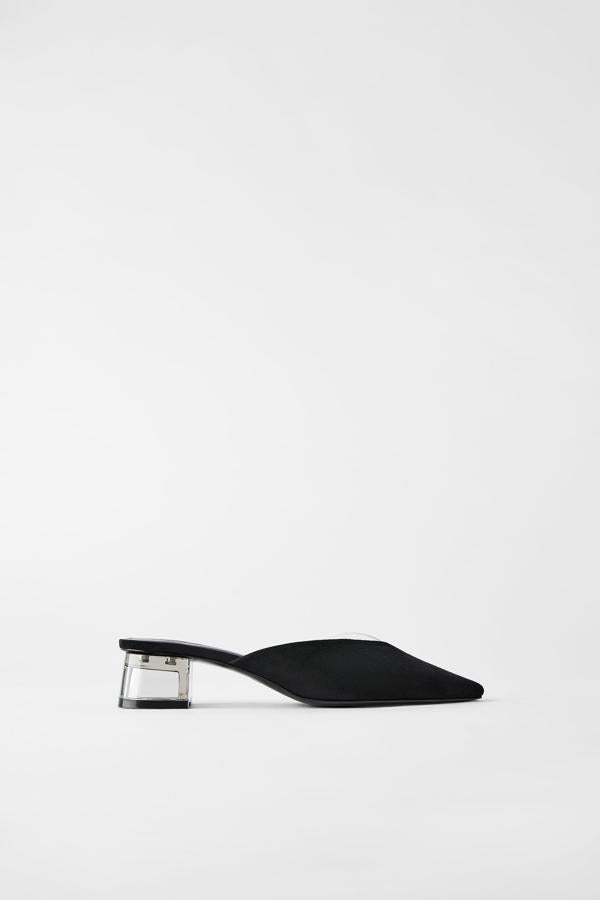 Mules en negro con tacón cuadrado de metacrilato, de los Special Prices de Zara (19,99 euros).
